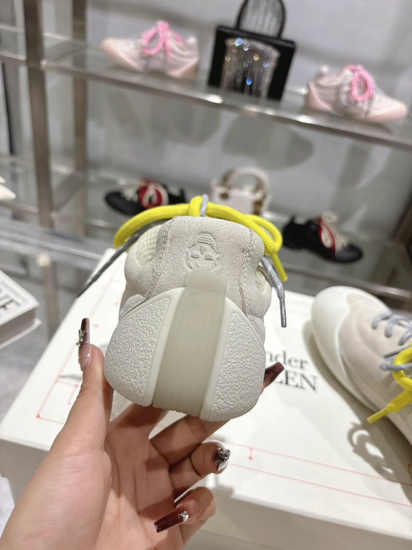 p580💰Couple model 𝐀𝐥𝐞𝐱𝐚𝐧𝐝𝐞𝐫 𝐌𝐜𝐐𝐮𝐞𝐞𝐧#/Alexander McQueen’s latest Flexion series, retro, casual, sneakers, original purchase, development, production, this Flexion Off Low-top sneakers in white grained leather with varying sized laces and an anatomically inspired lightweight segmented sole. The reverse skull pattern is embossed on the heel. Fabric: Original customized imported first-layer cowhide. Lining: Customized imported breathable mesh lining. Sole: Original open-molded non-slip TPU material. Bottom thickness: 2CM. Size: #Female size 35-40 (40 customized, non-refundable) #Men’s code 39-45 (45 customized, non-refundable)